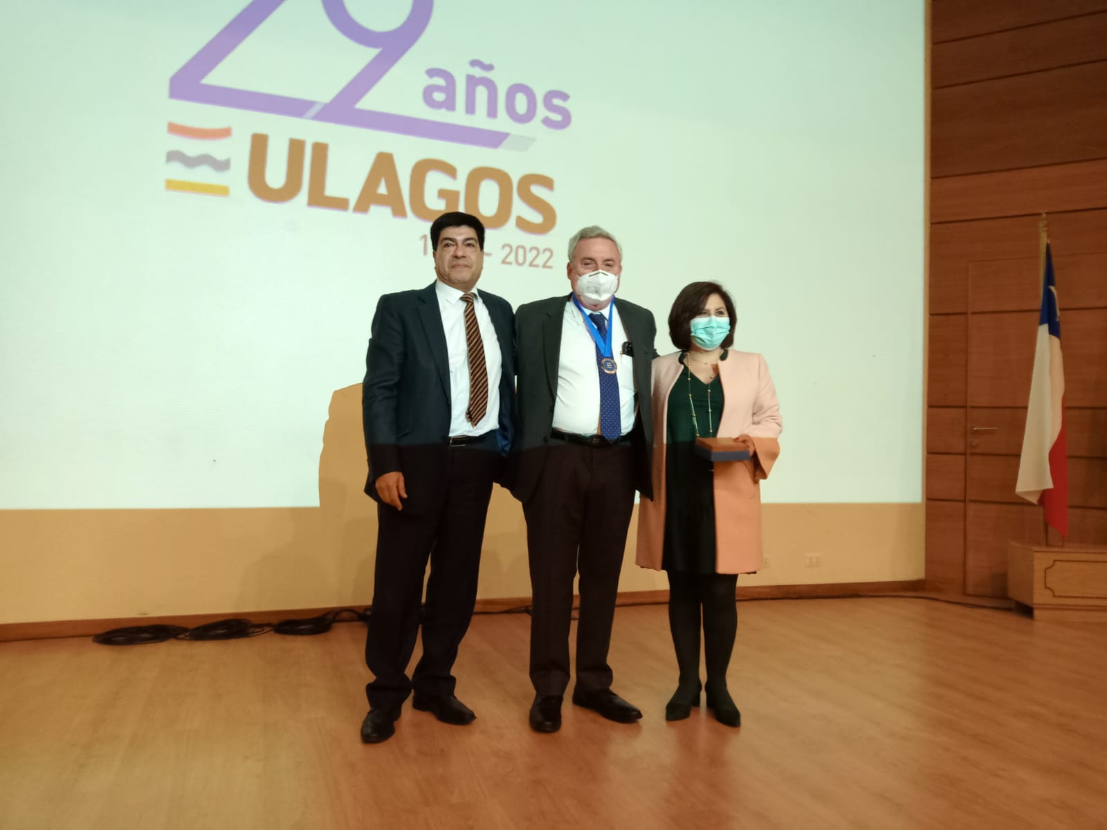 ULagos entrega emotivo reconocimiento a ex rector de la U. de Chile