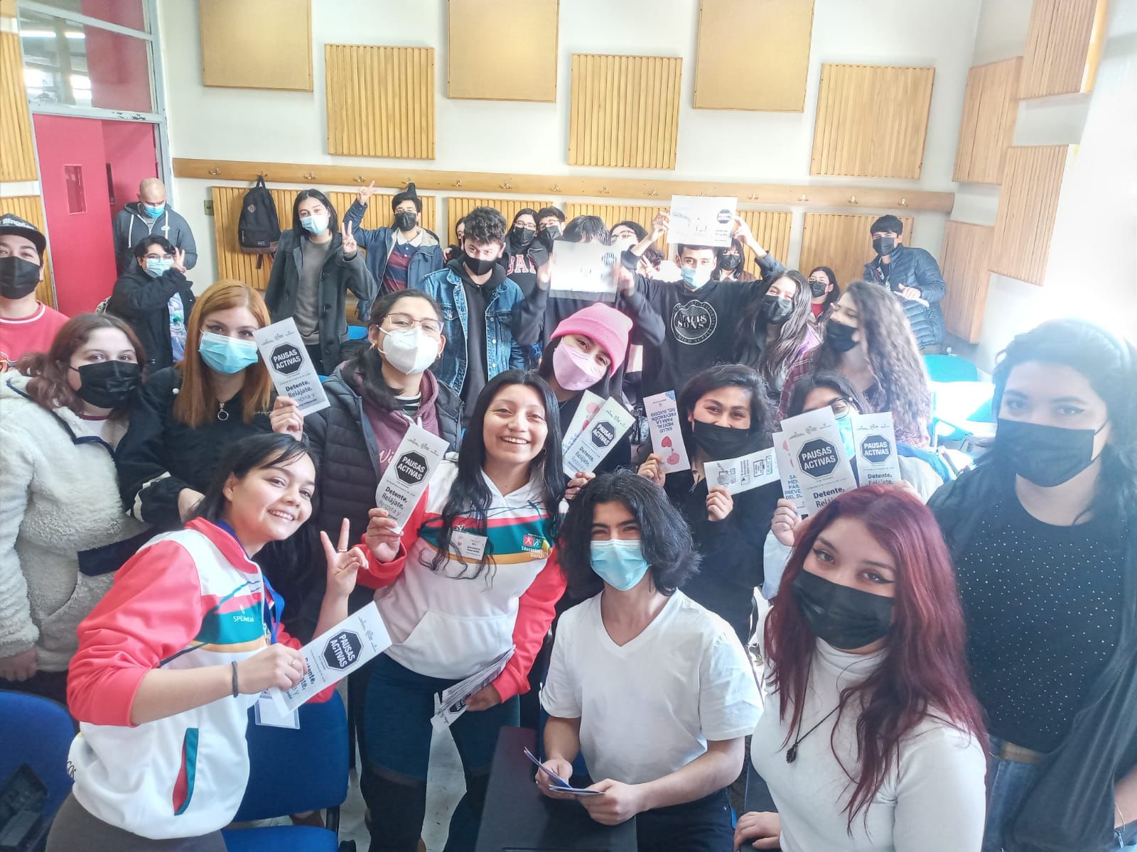 Estudiantes participan de “pausas activas” en el marco del cuidado de la salud mental