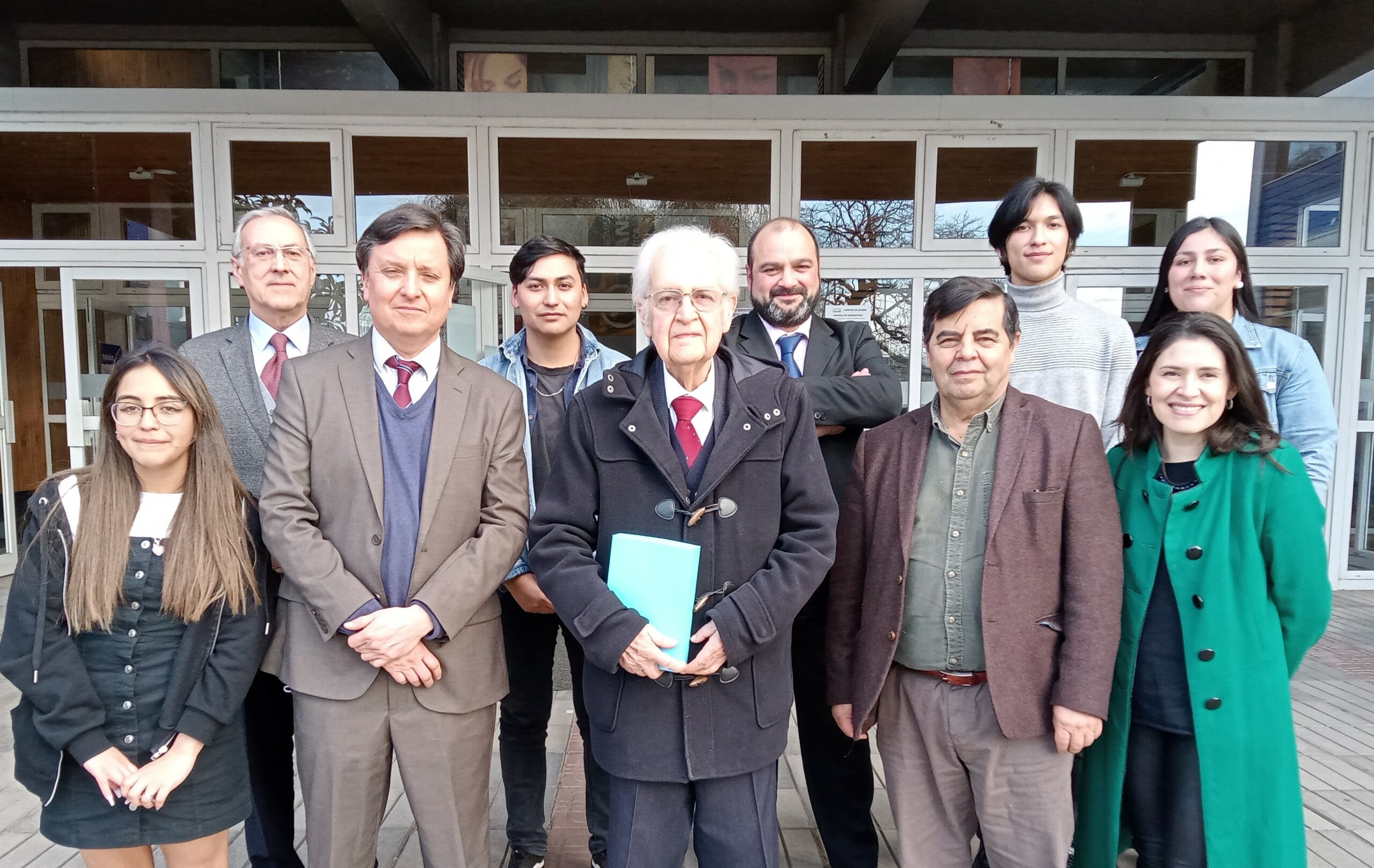 Carrera de Derecho recibe invaluable donación de libros para su biblioteca