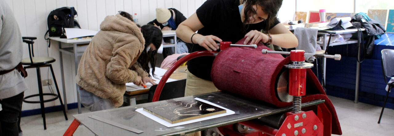 Terapias artísticas post pandemia: ULagos realiza Taller de Grabado para las y los estudiantes