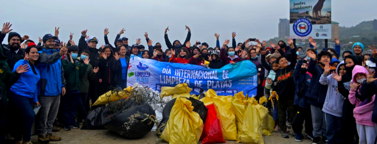 Estudiantes ULagos participan en el Día Internacional de Limpieza de Playas
