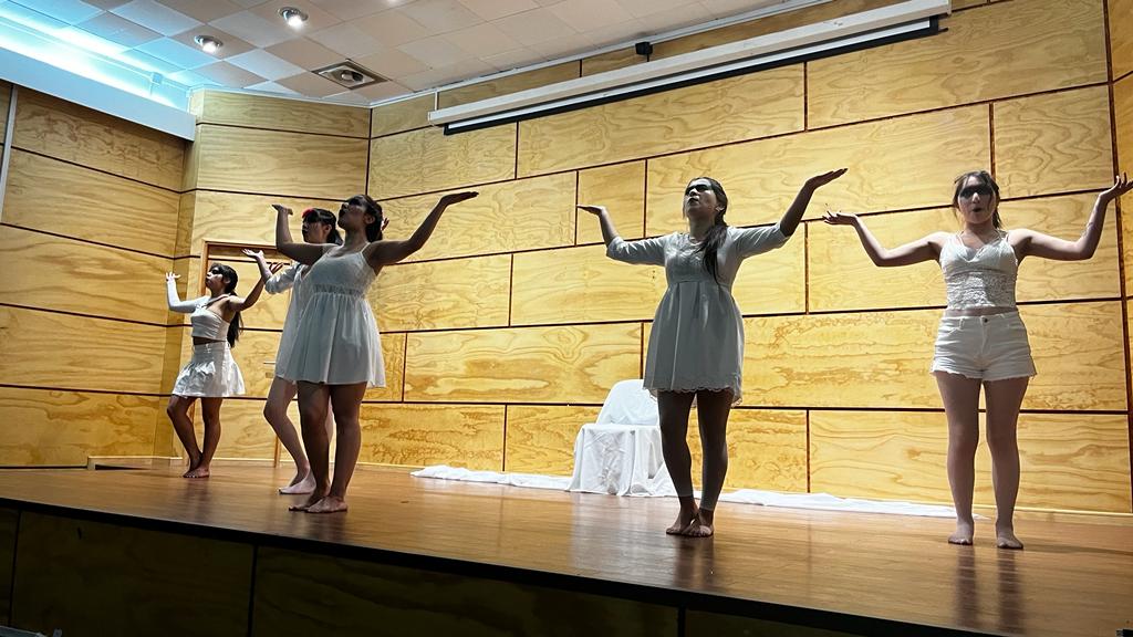 Grupo de Teatro “Lado Oscuro” de la Academia de Arte ULagos estrena Edipo Tirano en gira regional