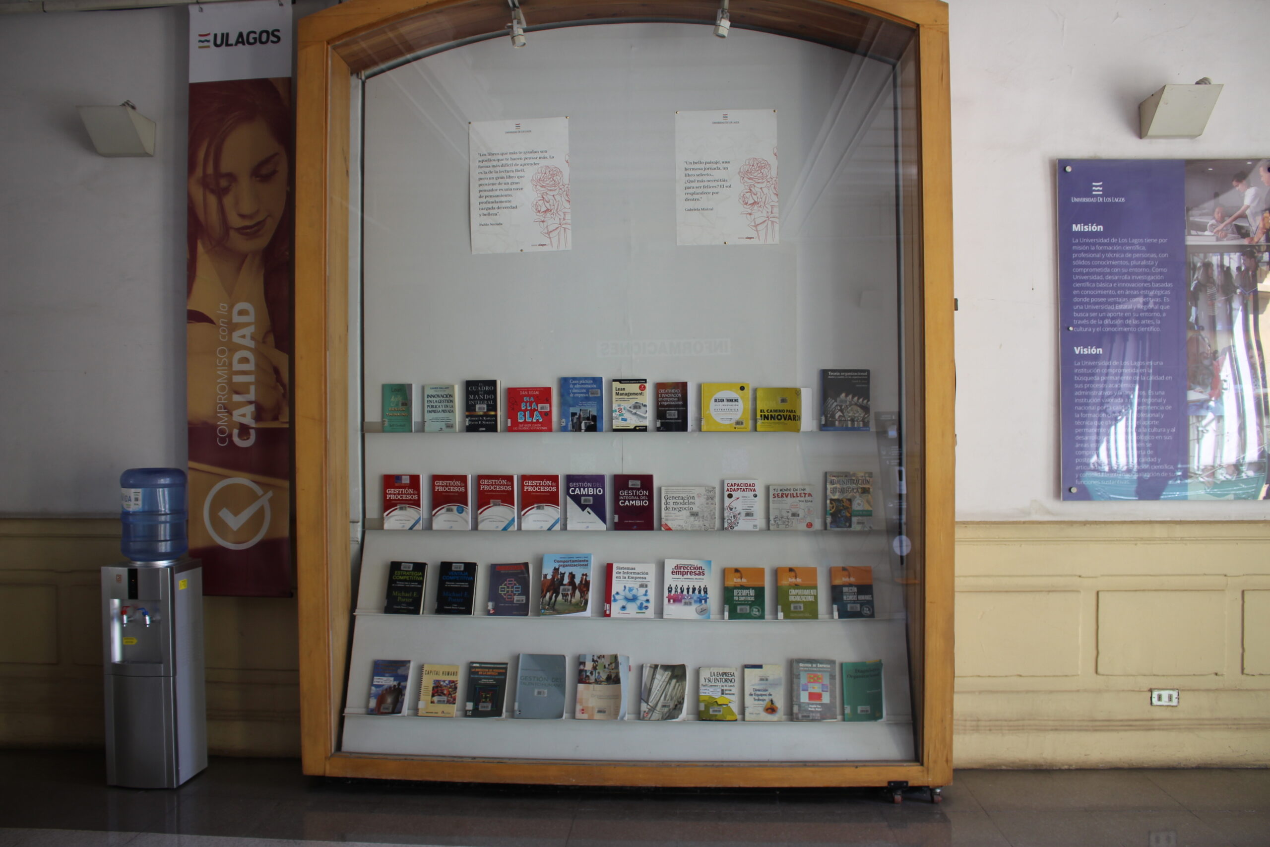 Biblioteca Santiago exhibe textos de los programas de estudio de las carreras de la Sede