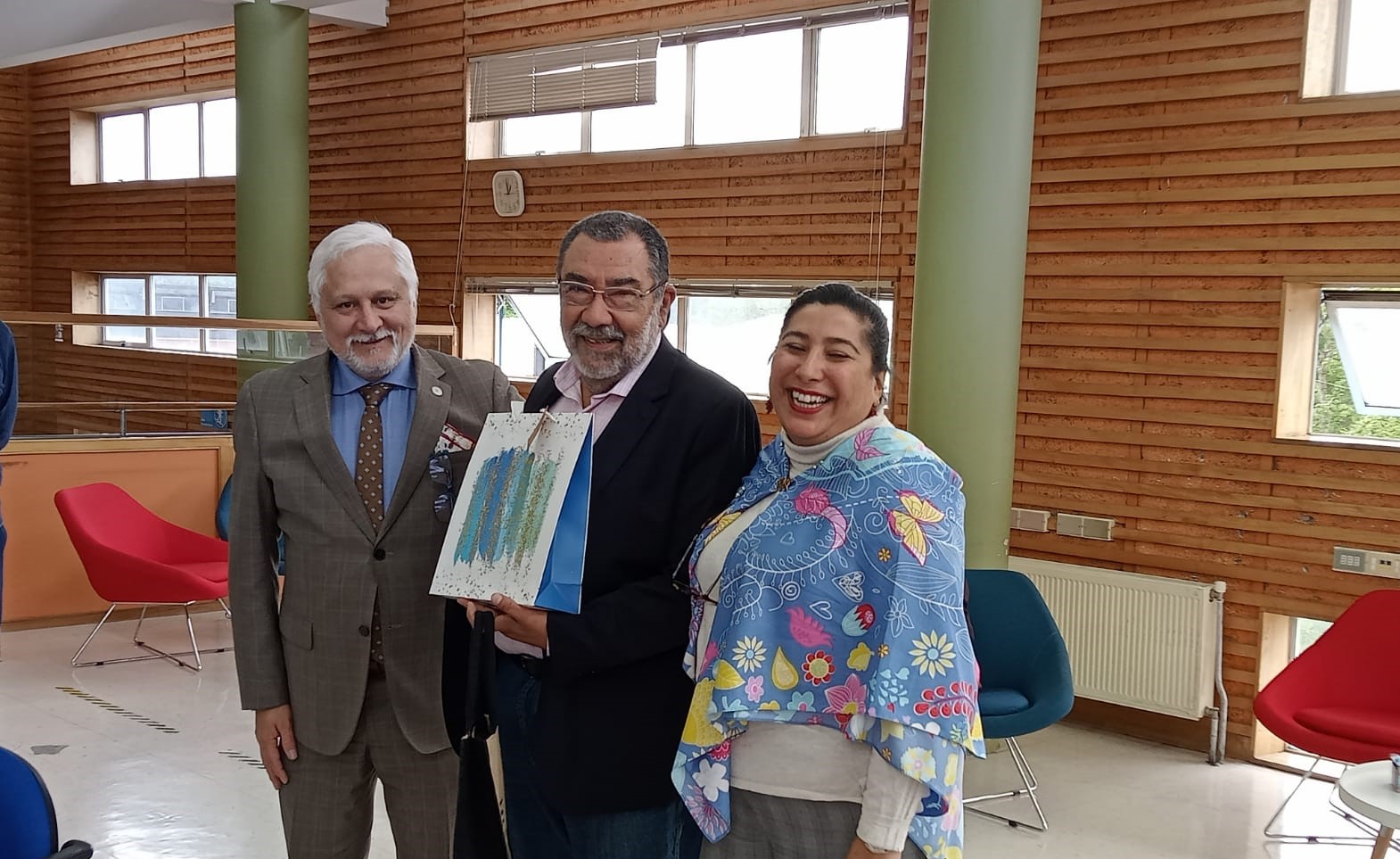Ex director de Bibliotecas de la Universidad de Los Lagos recibe homenaje