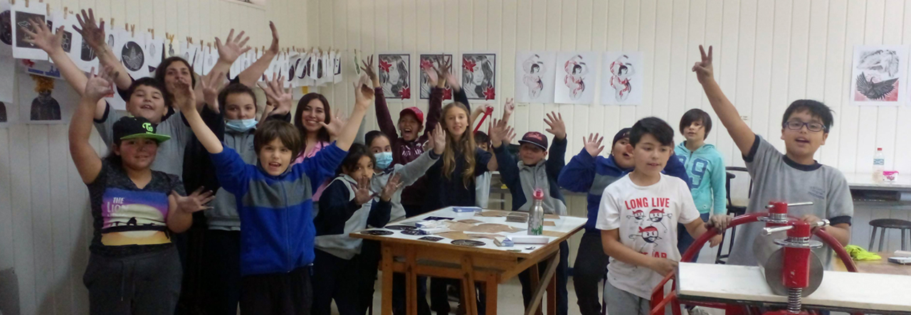 Escolares de Ensenada aprenden el arte del grabado en la ULagos