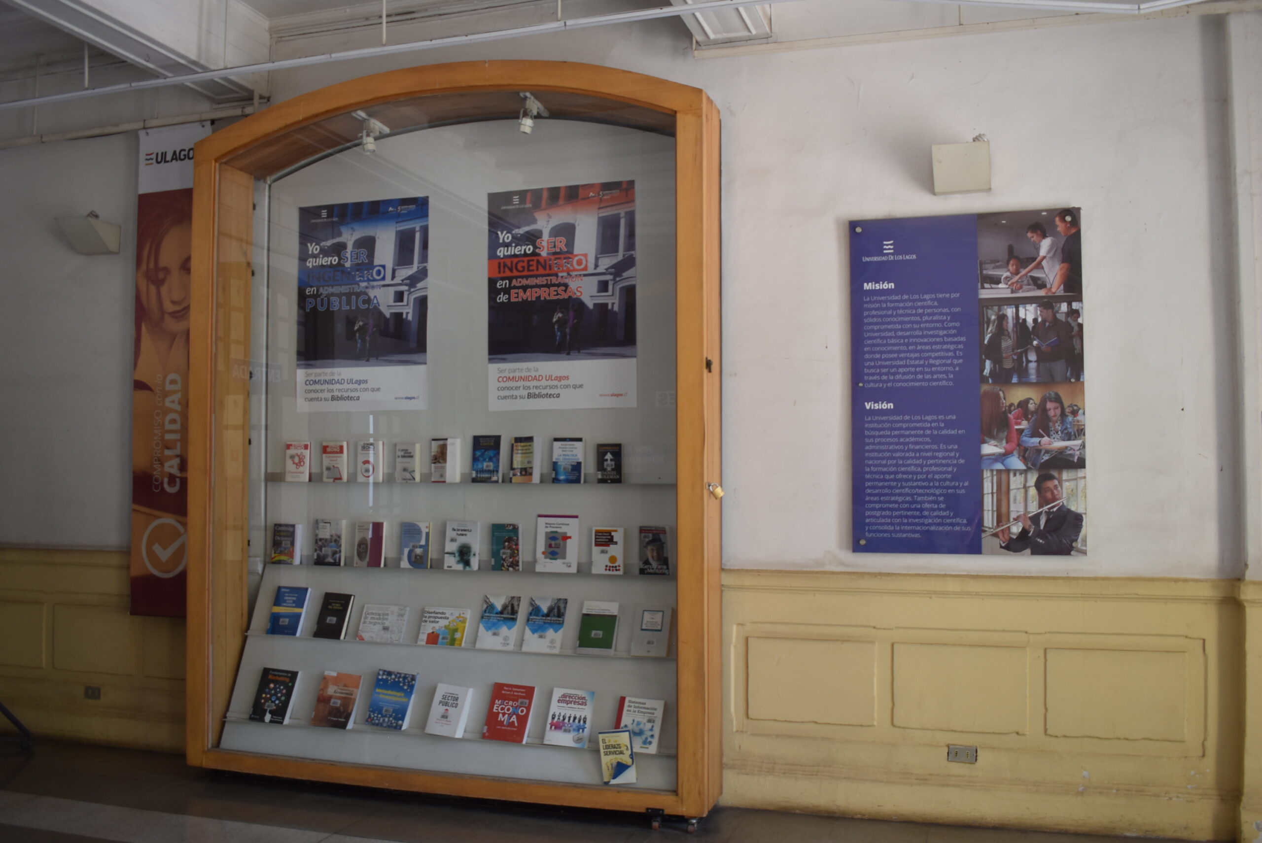 Biblioteca Santiago expone bibliografía básica de las carreras de la Sede