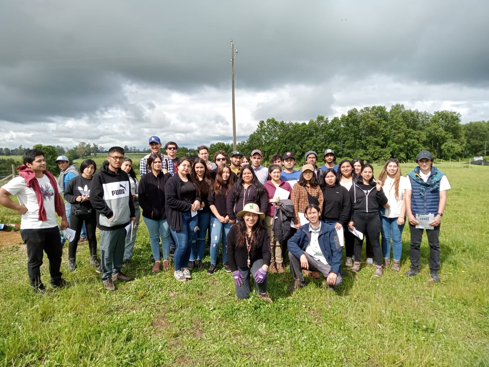 Estudiantes de agronomía aplican aprendizaje del aula en visita a INIA Remehue