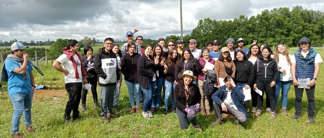 Estudiantes de agronomía aplican aprendizaje en visita a INIA Remehue