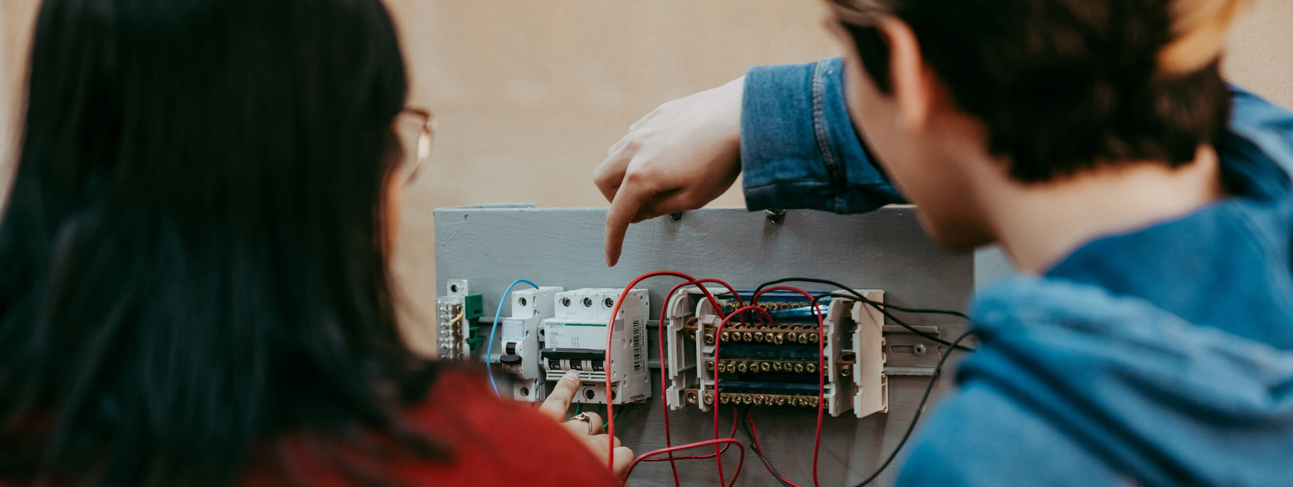 SEC certifica la carrera y a las y los futuros titulados de Técnico en Electricidad y Automatización