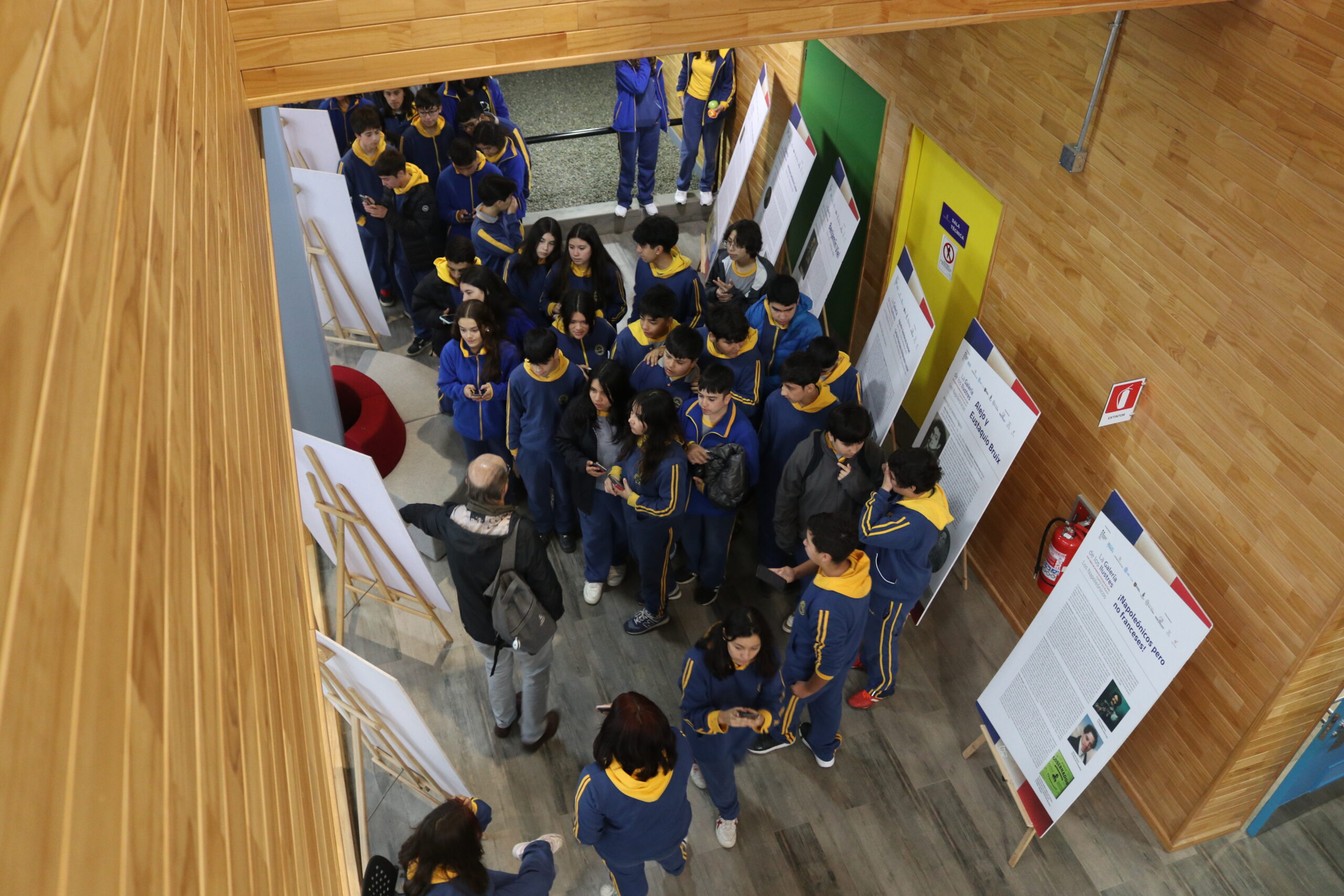 Colegios de Castro visitaron exposición sobre franceses en la Universidad