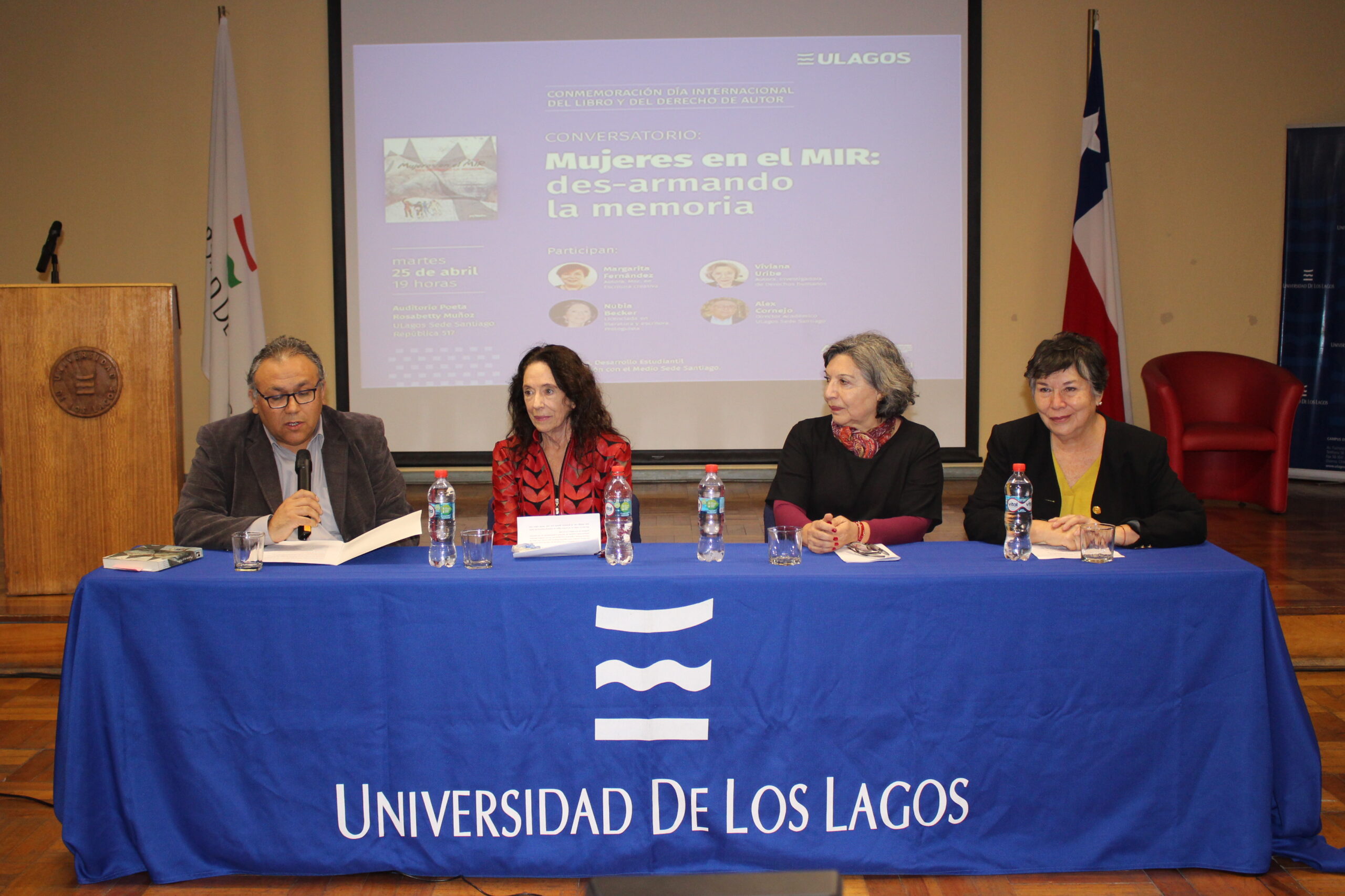 Con conversatorio se celebró el Día Internacional del Libro en la Sede Santiago