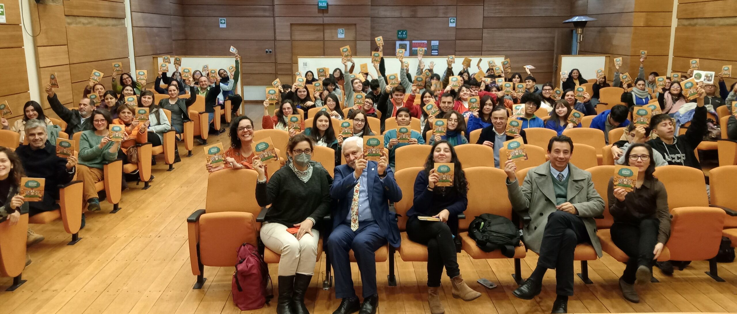 Investigadora ULagos presentó libro de cómic para divulgar la ciencia