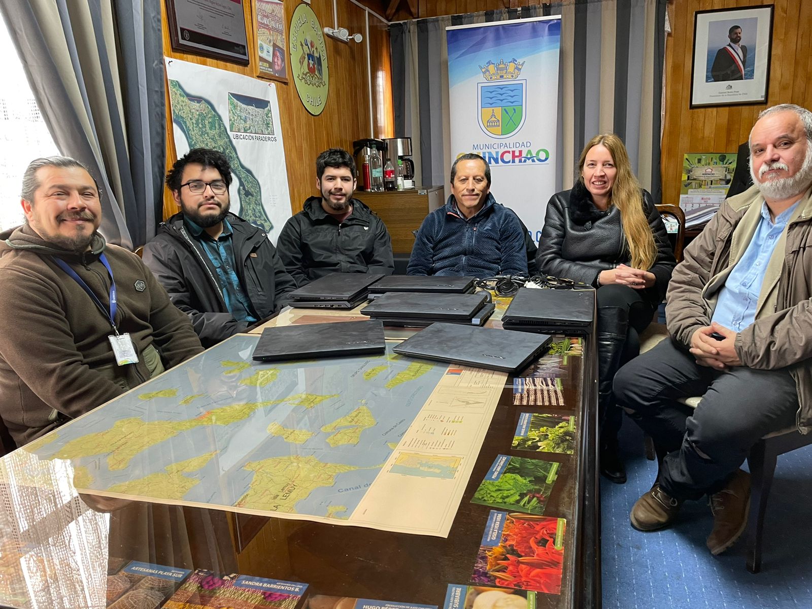 Impulsando la inclusión digital: Estudiantes entregan computadoras recicladas a comunidad de Quinchao