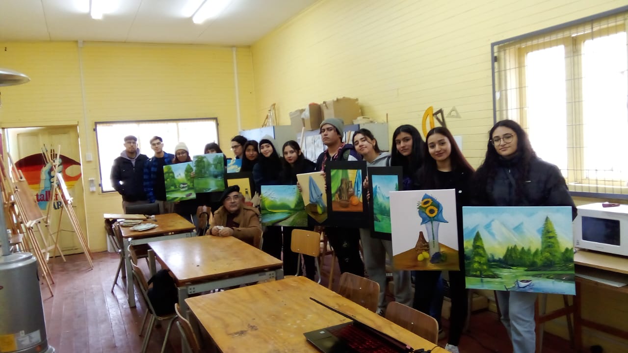 Estudiantes de electivo de arte realizan muestra pictórica en la Universidad