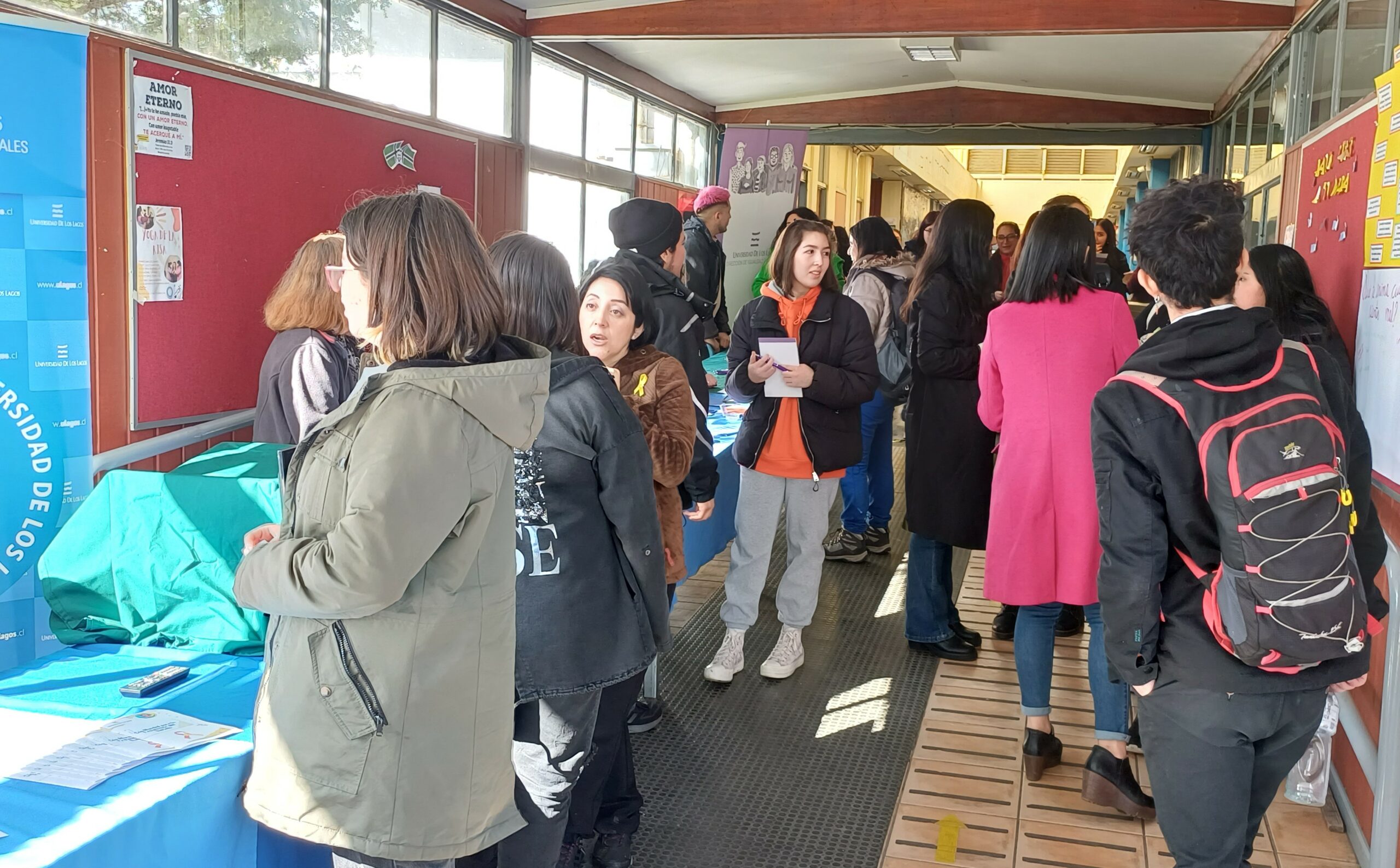 Estudiantes visitan feria en Día Mundial de la Prevención del Suicidio