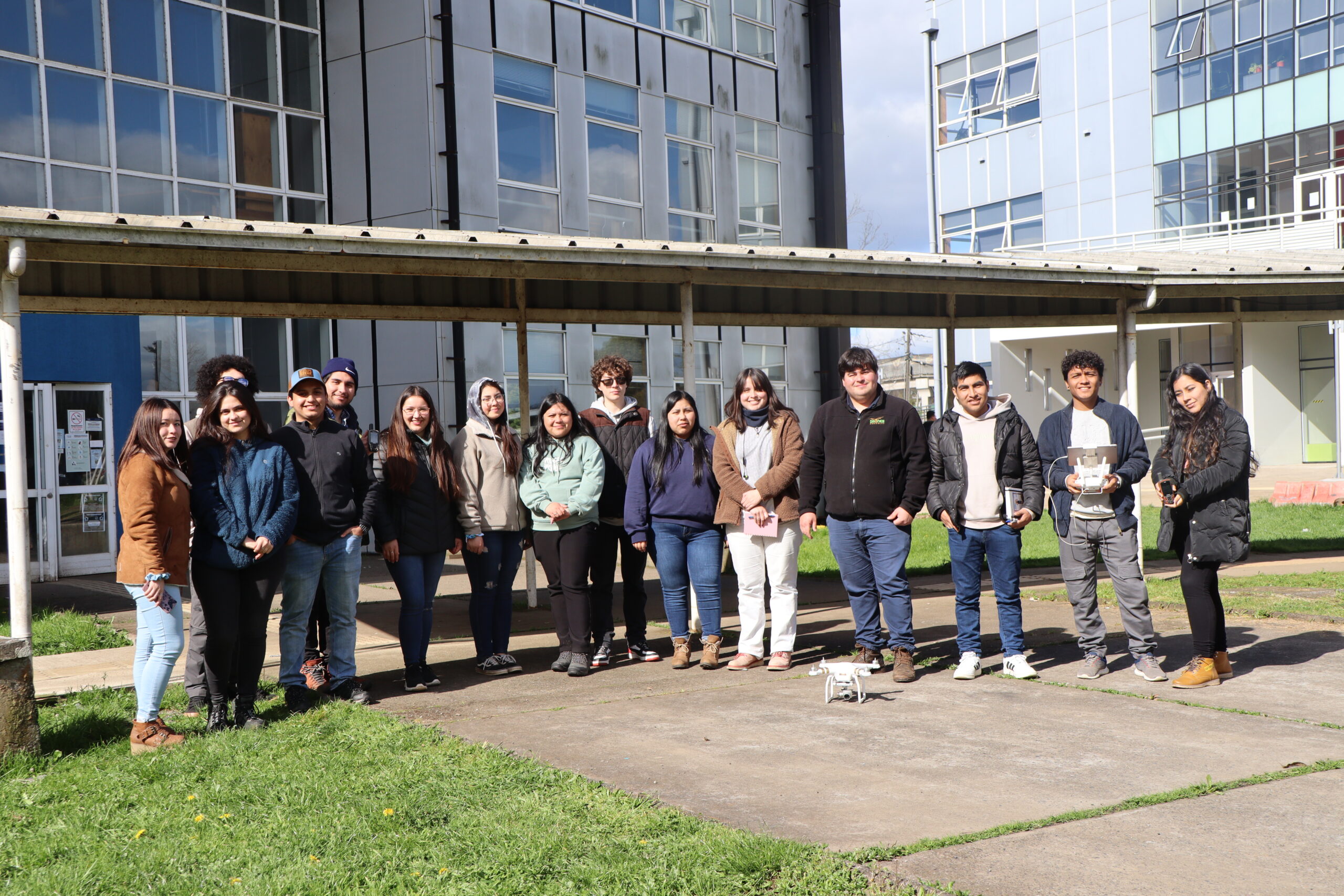 Estudiantes de Agronomía ULagos conocen sobre uso de tecnología en el predio