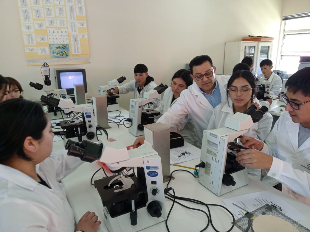Estudiantes del liceo Carmela Carvajal tuvieron su primera clase en un laboratorio