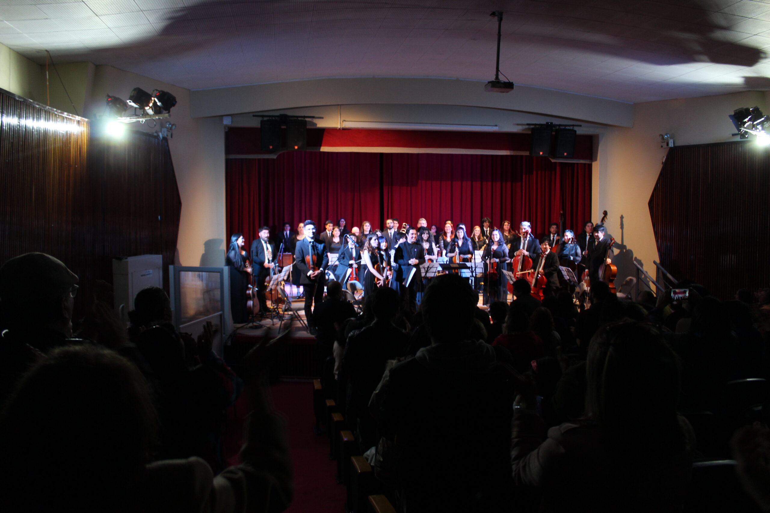 A tablero vuelto Orquesta Juvenil ULagos rindió emocionante homenaje a Víctor Jara en Osorno