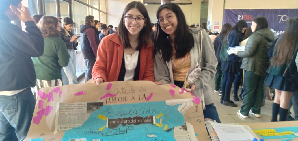 Estudiantes de Pedagogia en Artes Visuales enseñan expresión artística  a escolares de Escuela Rotario Bravo