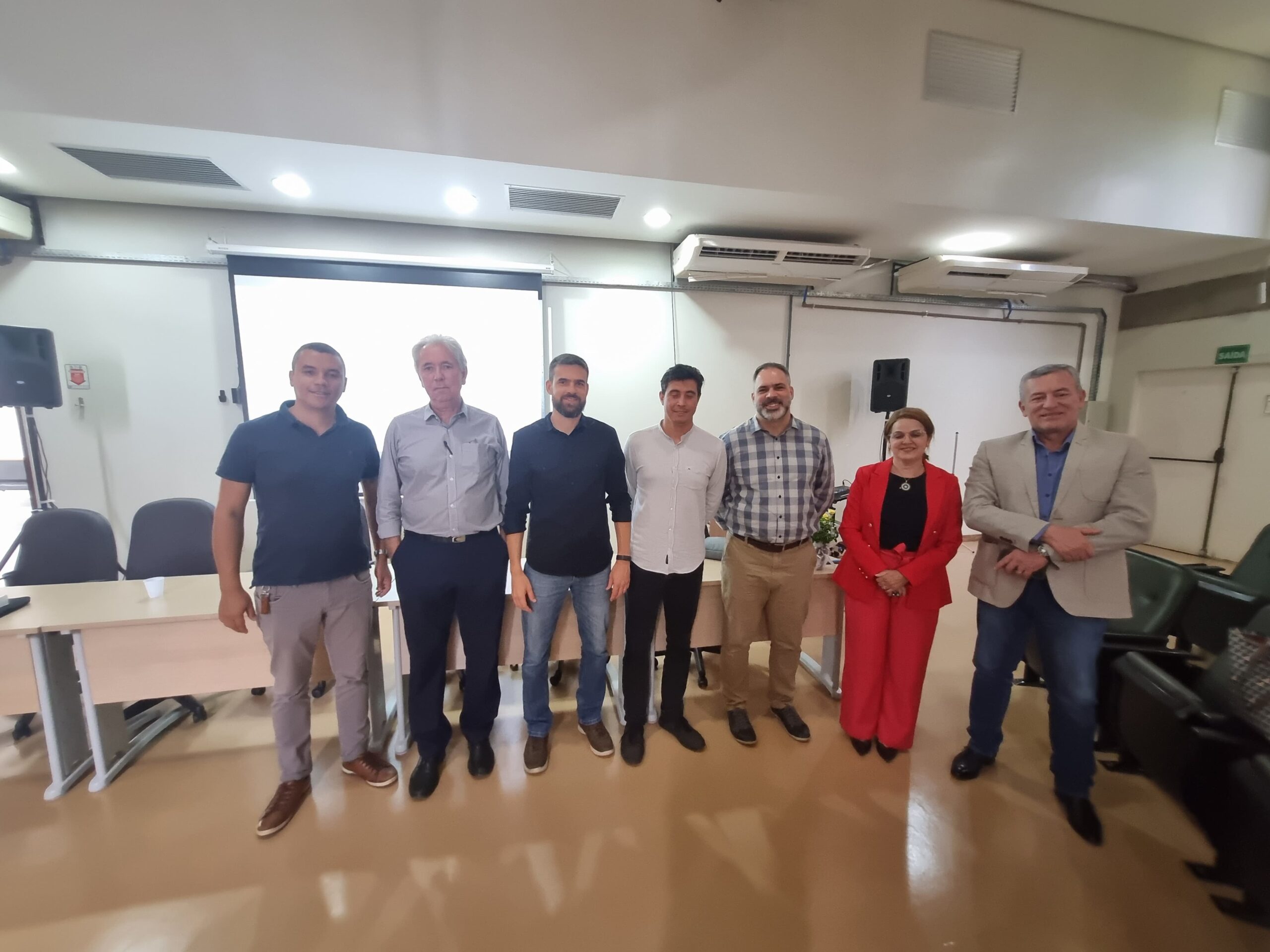 Investigador ULagos expuso en Brasil resultados de trabajos sobre impacto socioambiental de la industria del salmón