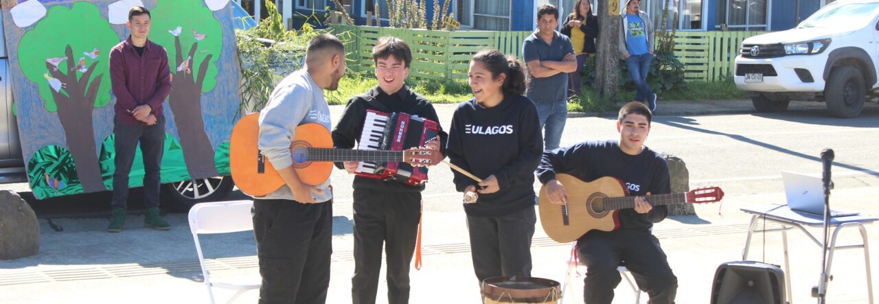Estudiantes Ulagos realizan colaboración en el aniversario de la Escuela Rural Mirta Oyarzo Vera de Rilán