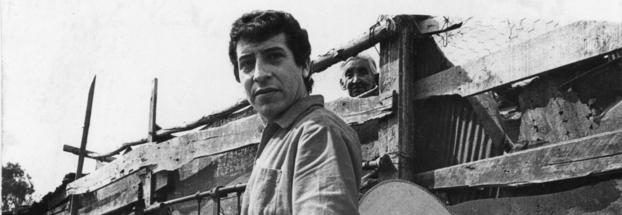 Exposición fotográfica de Víctor Jara llega a la Sede Chiloé