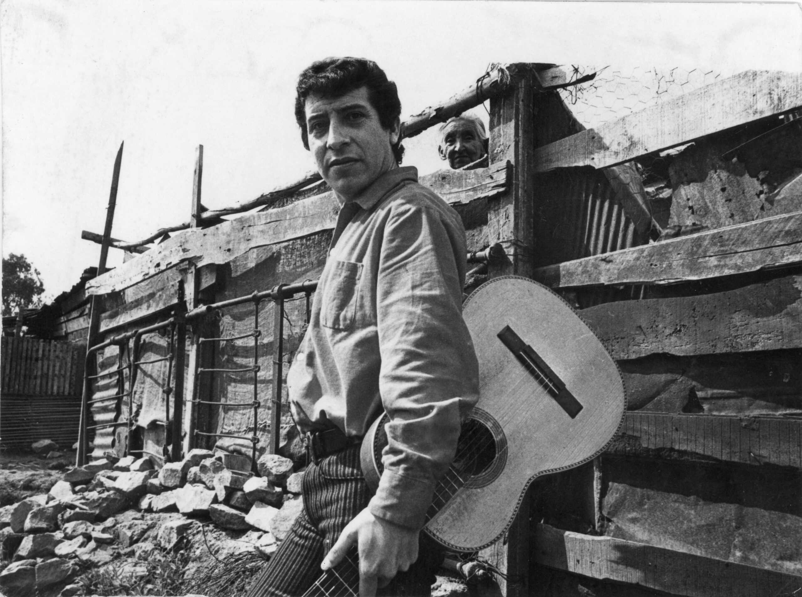 Exposición fotográfica de Víctor Jara llega a la Sede Chiloé
