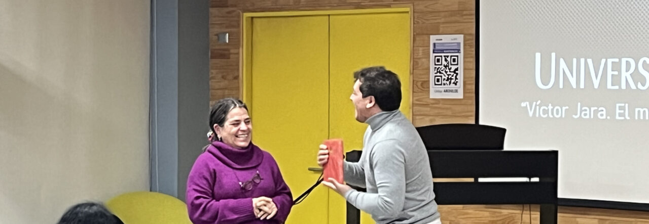 Exposición sobre Víctor Jara se inaugura con presencia de su hija Amanda