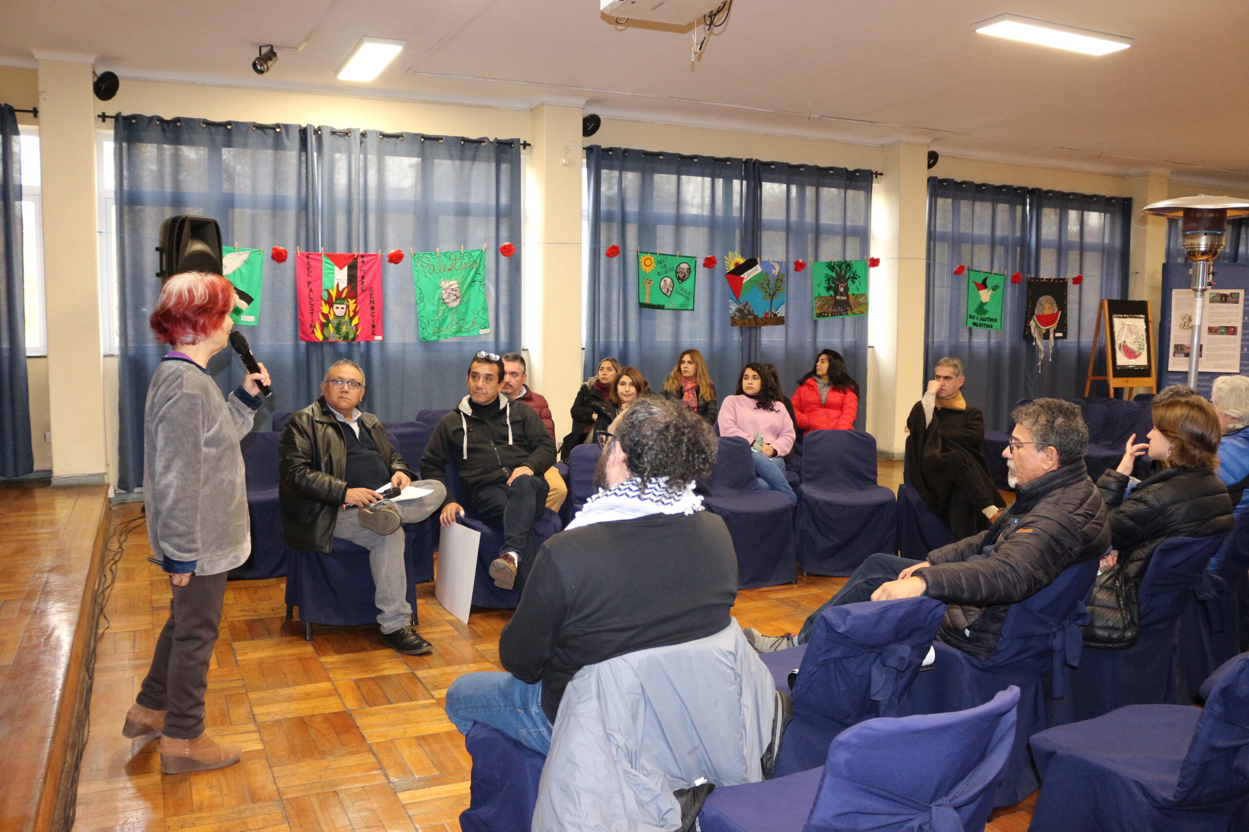 Inauguran en la Sede Santiago muestra de banderolas que rechazan la violencia en Gaza
