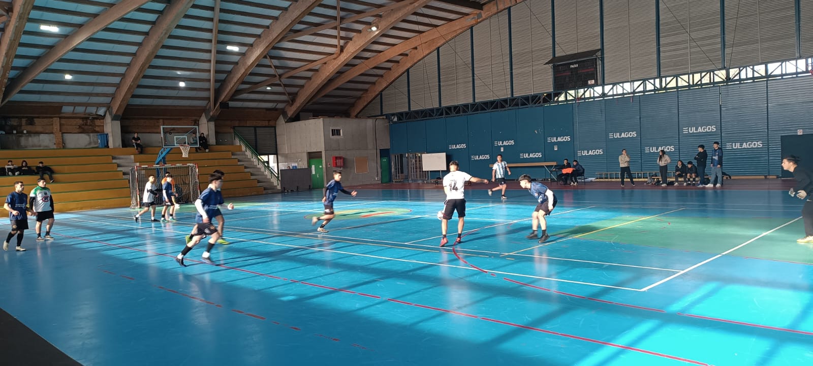 Estudiantes y funcionarios se integran en torno a campeonato de fútsal