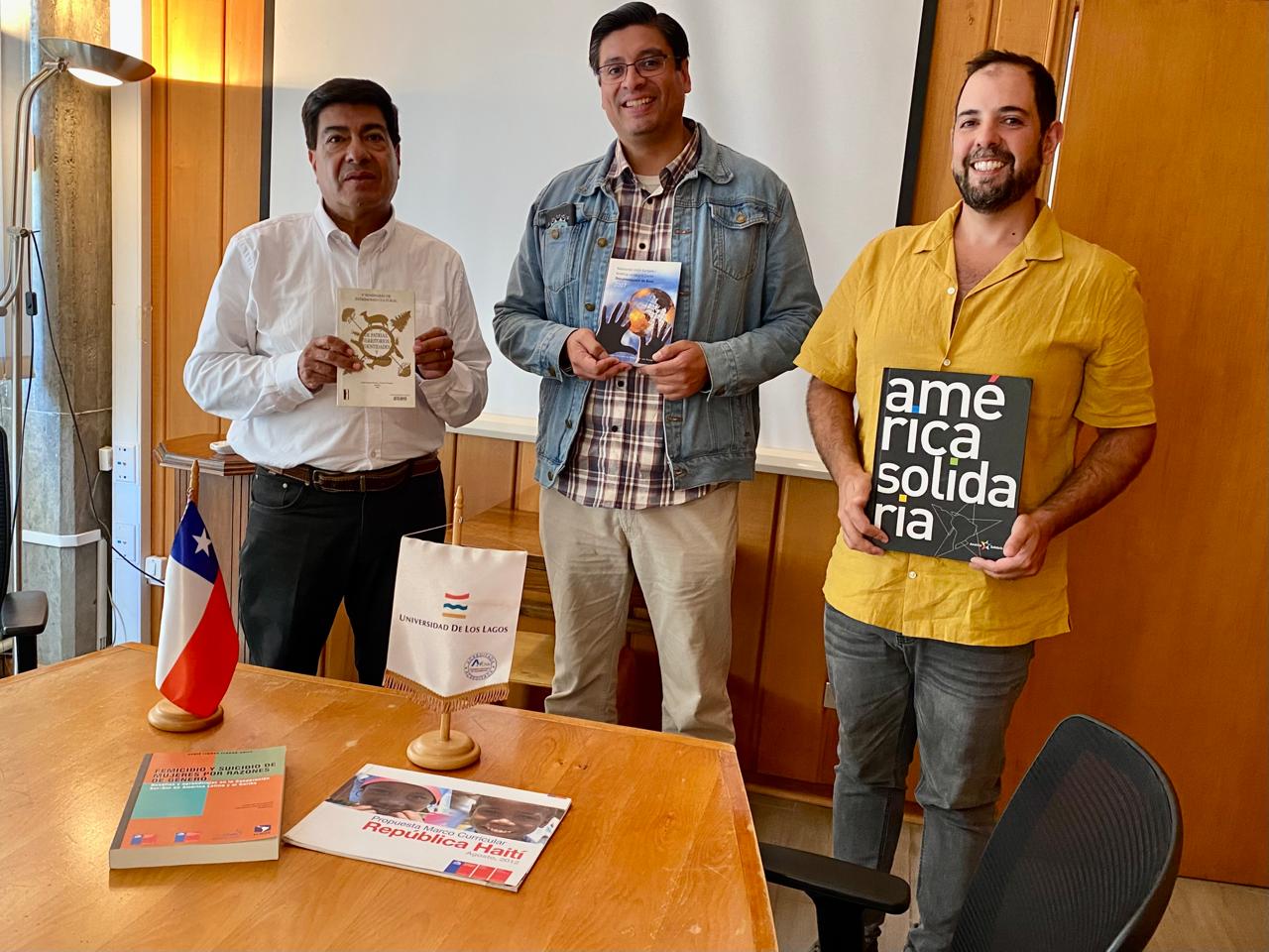 Cancillería de Chile concreta donación de libros a ULagos