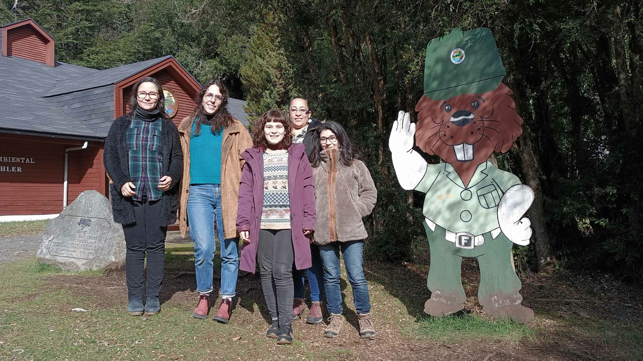 Investigadoras ULagos exponen su trabajo con carnívoros nativos en Parque Nacional Puyehue