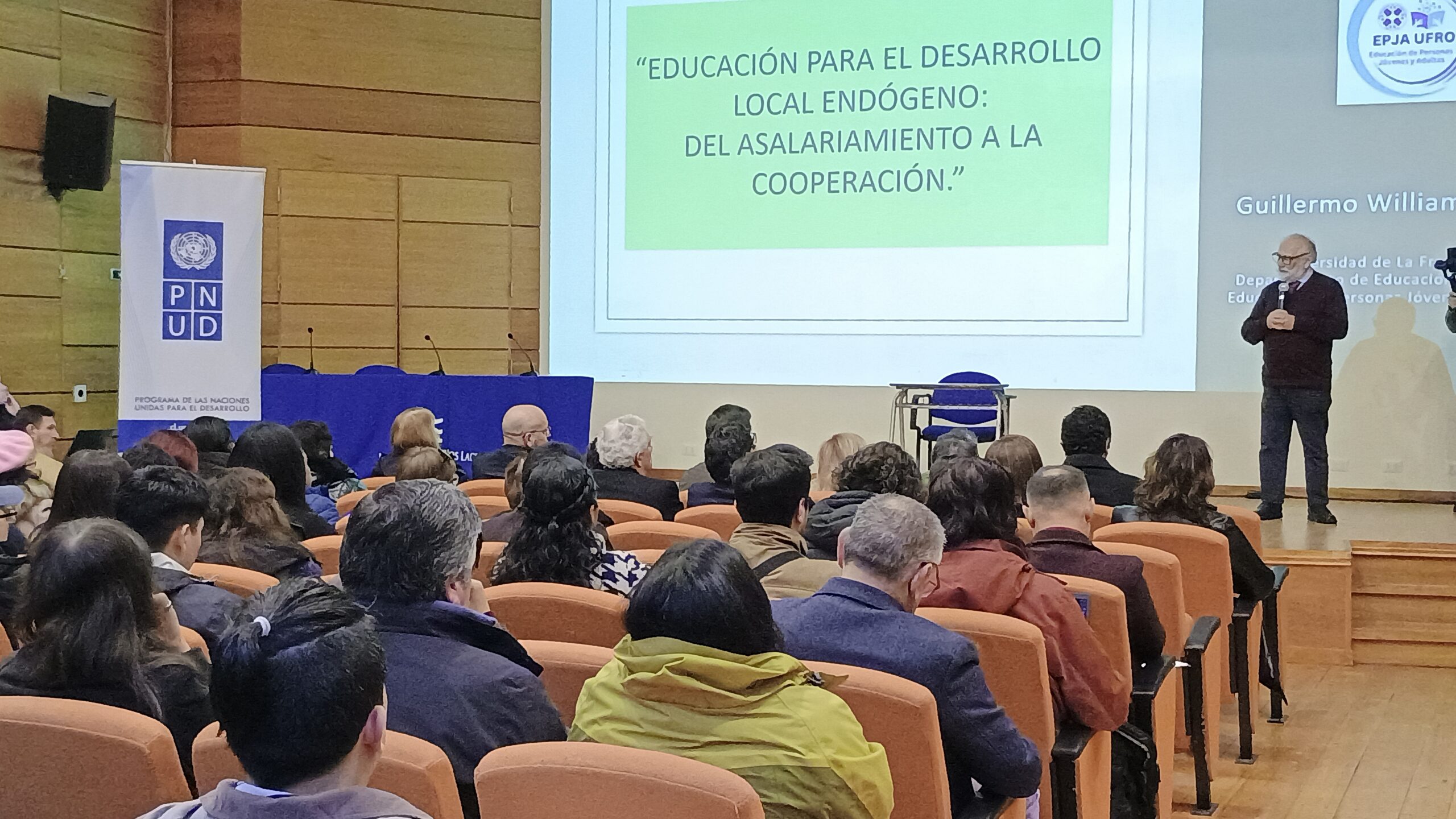 Educación de jóvenes y adultos en el centro del análisis y la discusión