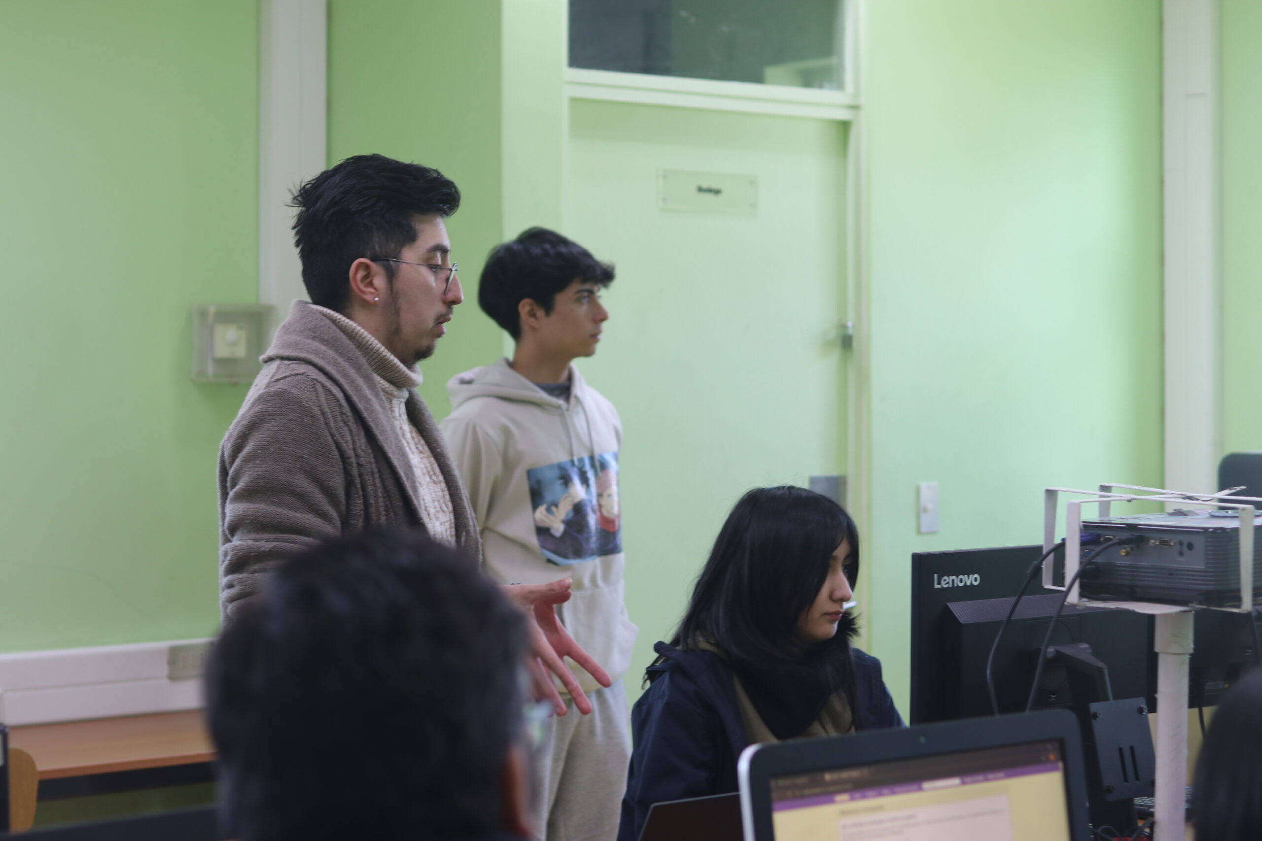 Académicos y estudiantes Ulagos realizan talleres de programación y robótica en liceos de Chiloé