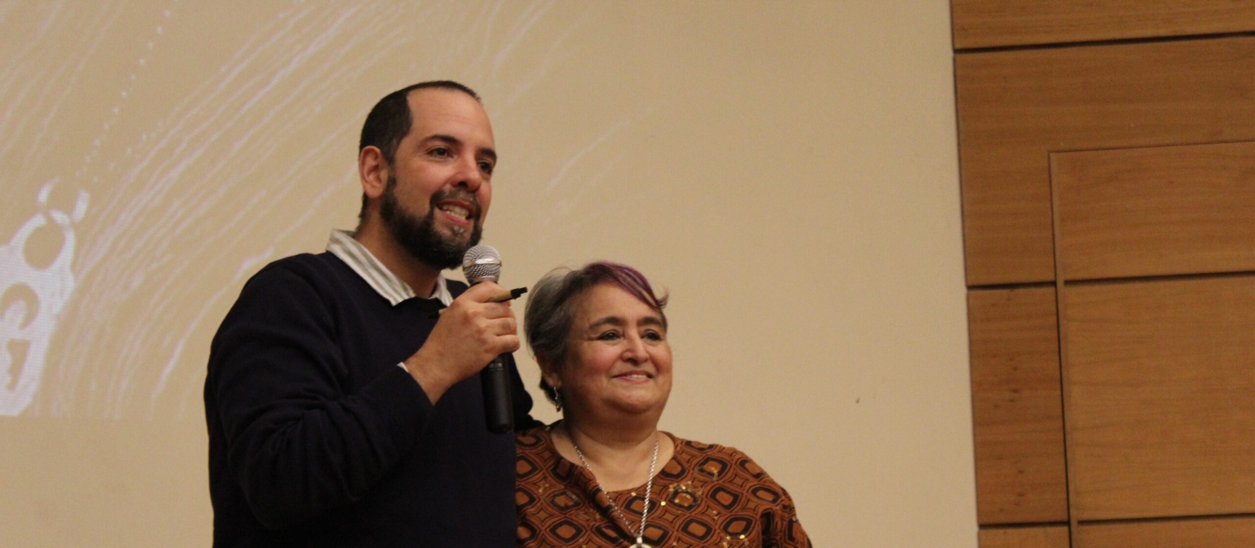 Poeta Rosabetty Muñoz recibe reconocimiento de ULagos por “una vida de poesía y educación rural”