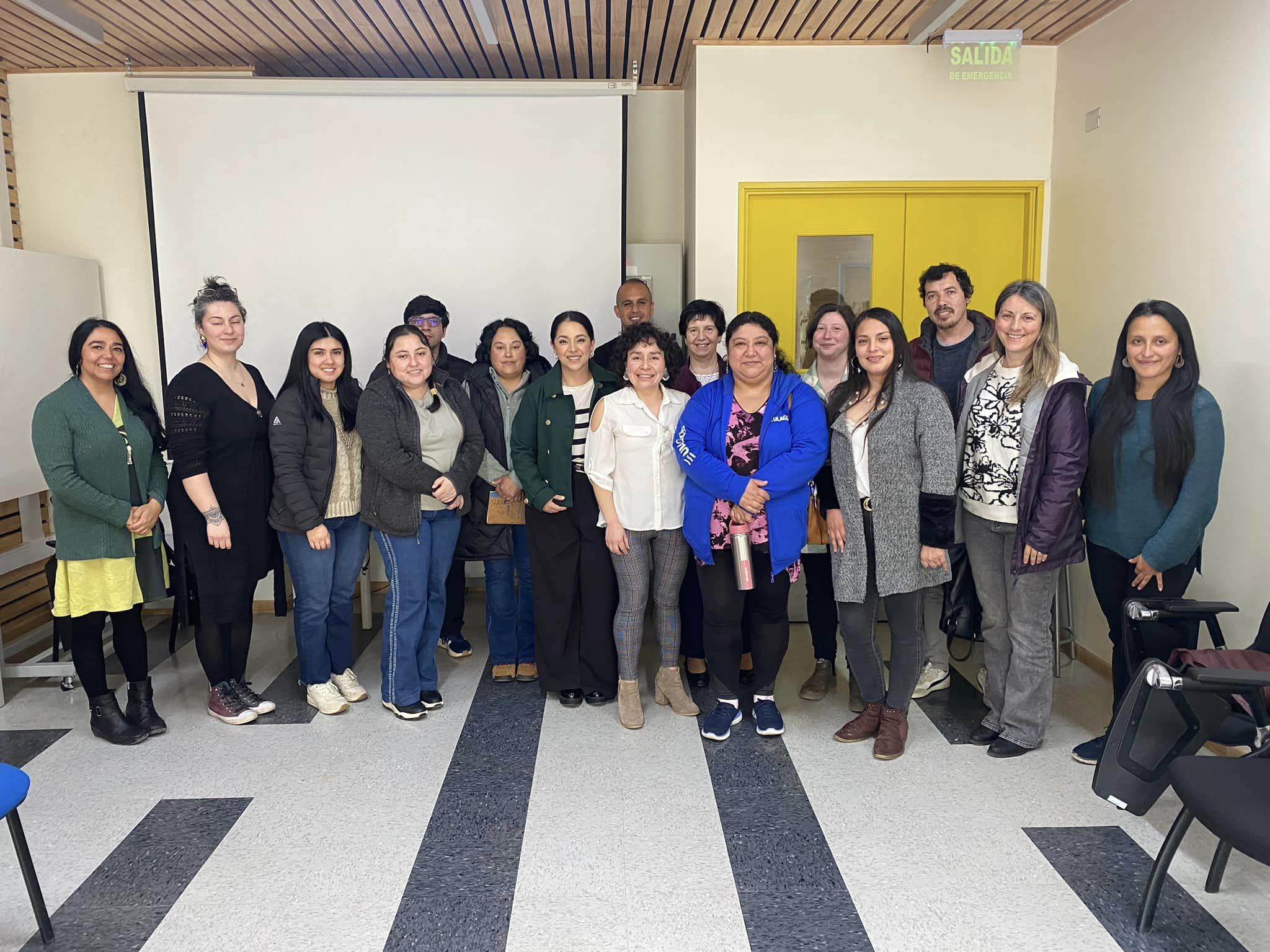 Funcionarios/as del Cesfam de Puqueldón recibieron charla sobre salud intercultural