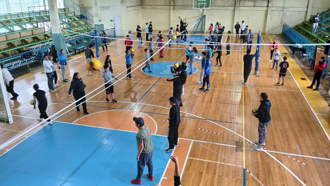 Estudiantes de Educación Física viven jornada deportiva con escolares de Maullín