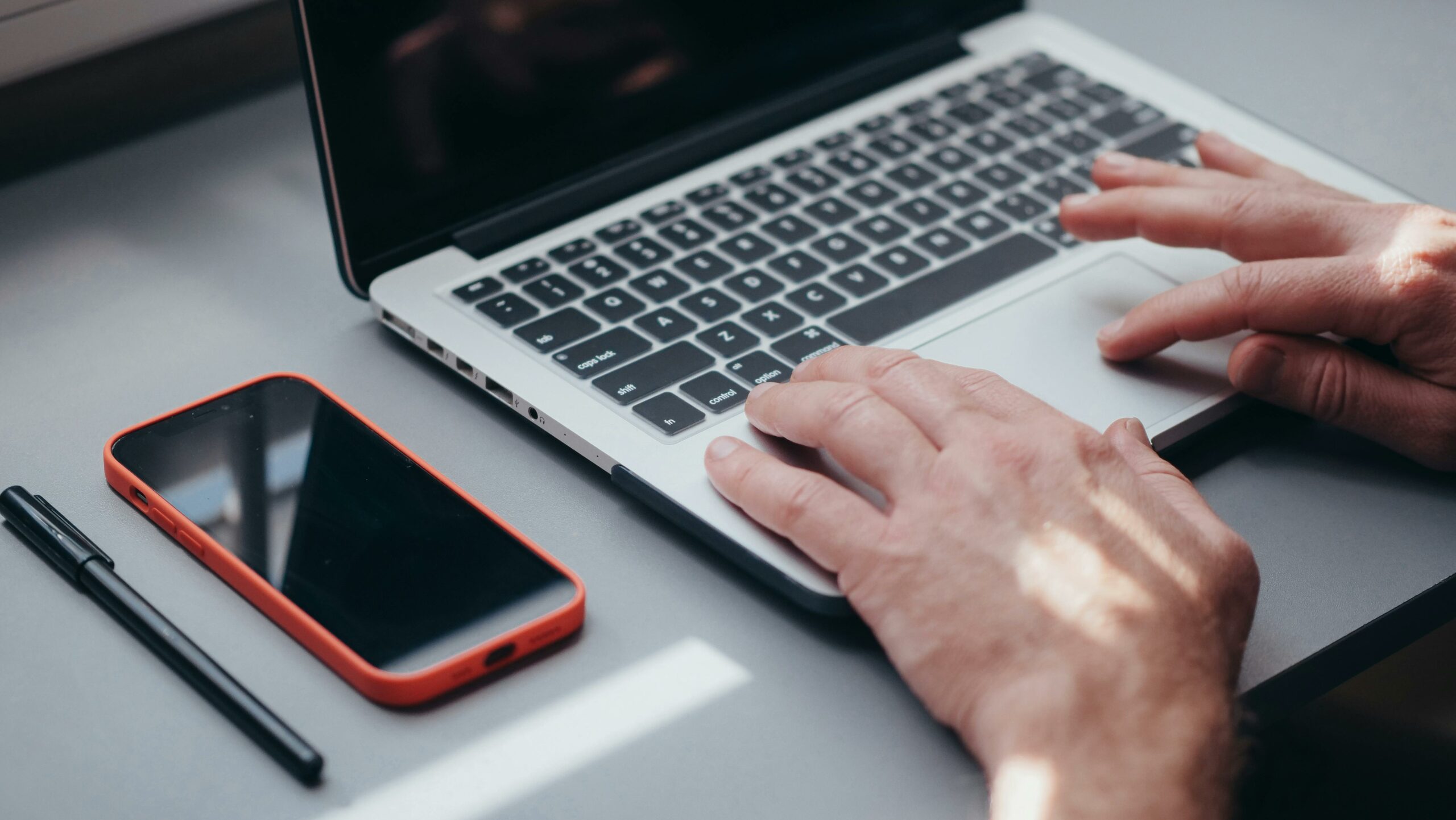 ULagos aplica encuesta de empleabilidad e inserción laboral a sus egresadas y egresados