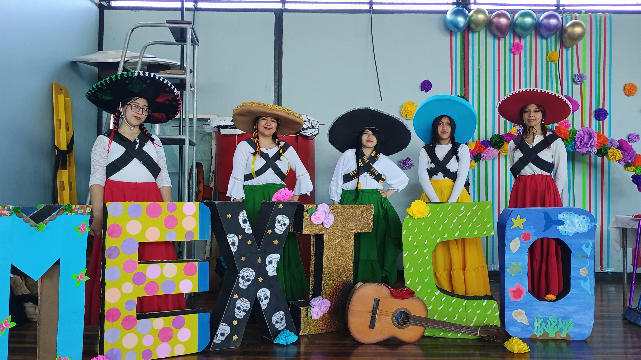 Estudiantes se lucen con presentaciones de bailes típicos