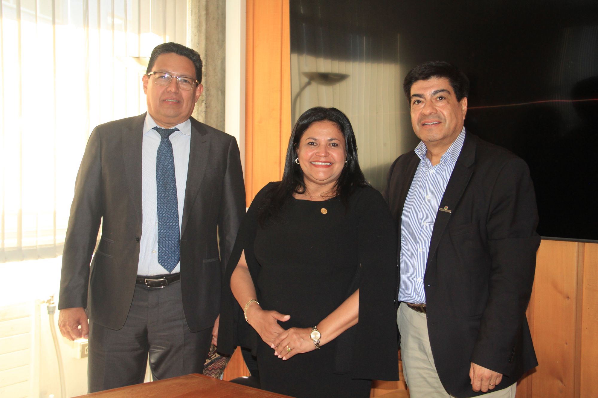 Universidad Pedagógica Nacional de Honduras y ULagos sellan compromiso de trabajo