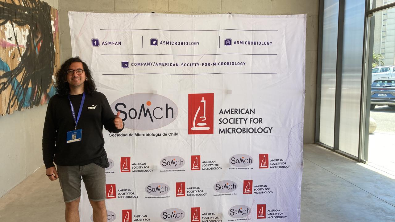 Estudiante ULagos expone resultados en Congreso Chileno de Microbiología