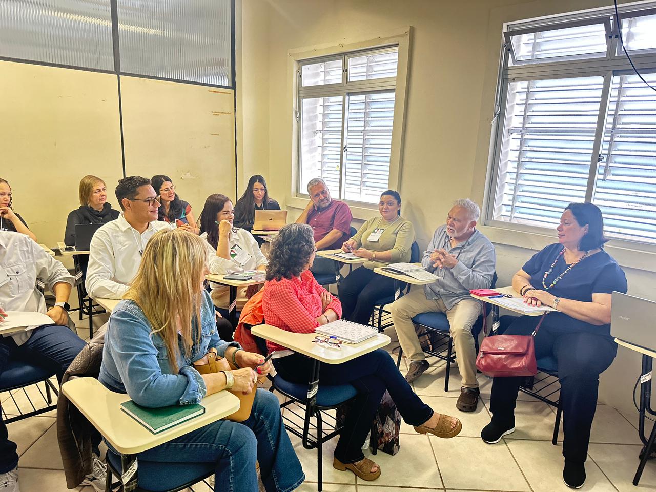 Investigadores analizan políticas de formación docente en el marco de proyecto internacional liderado por Brasil