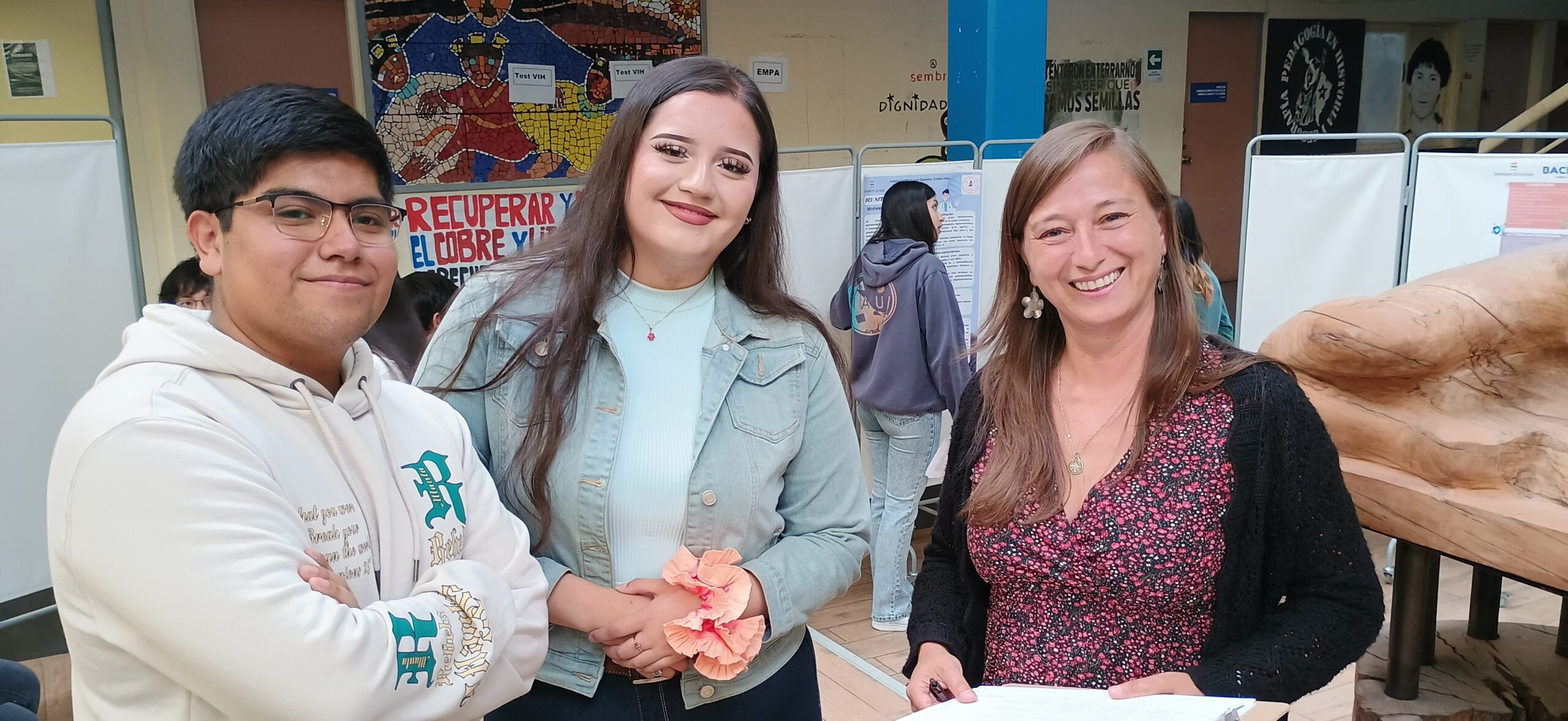 Estudiantes de Tecnología Médica viven innovadora experiencia de aprendizaje con antimicrobianos