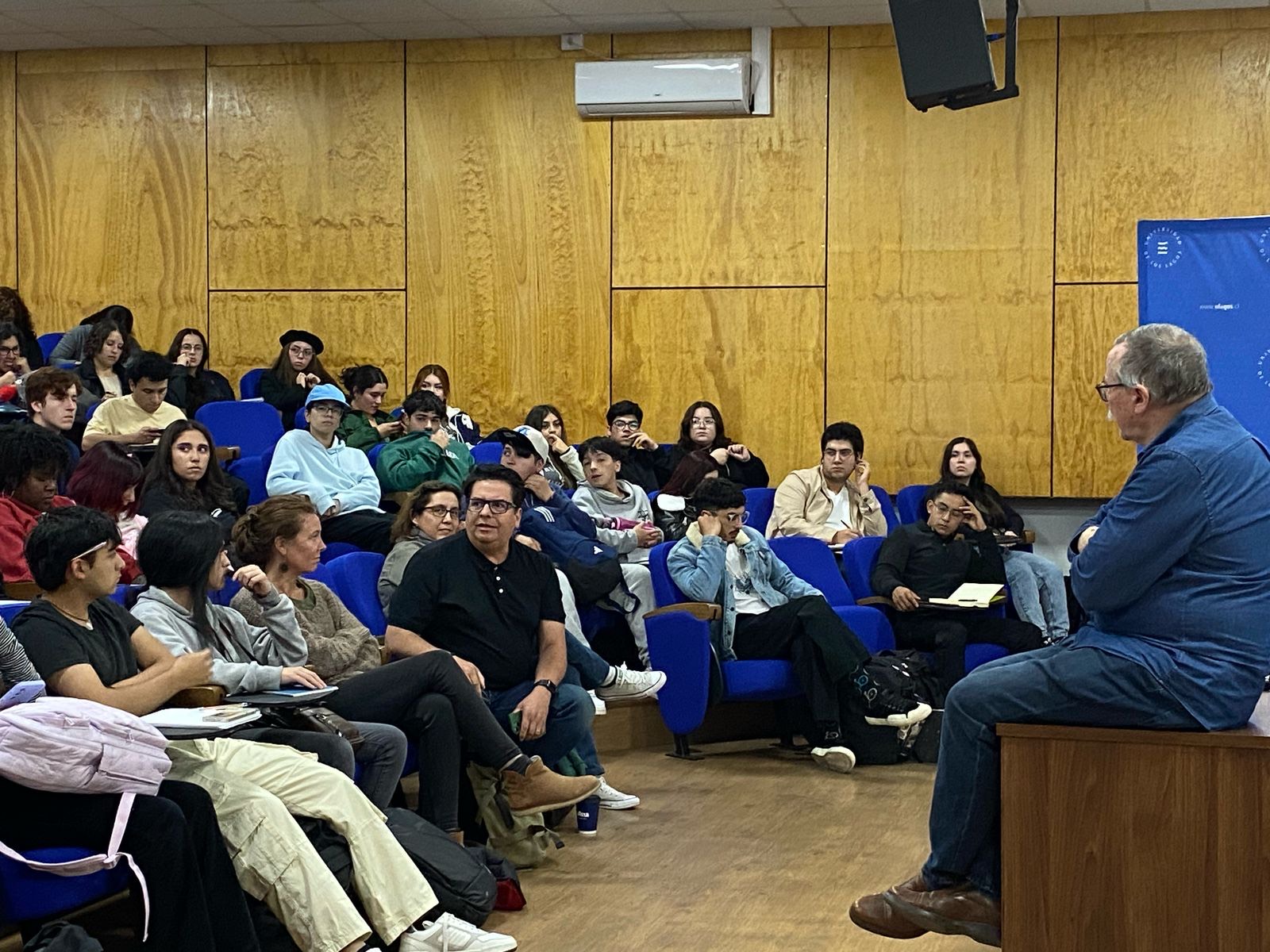 Académico ULagos invita a estudiantes a reflexionar sobre su rol en la sociedad