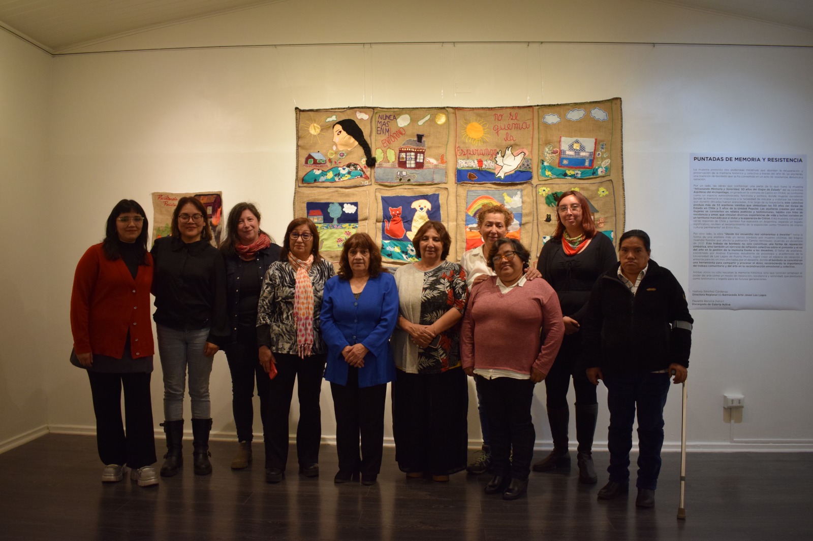 Vecinas de Camilo Henriquez exponen sus arpilleras en galería de arte de Puerto Montt