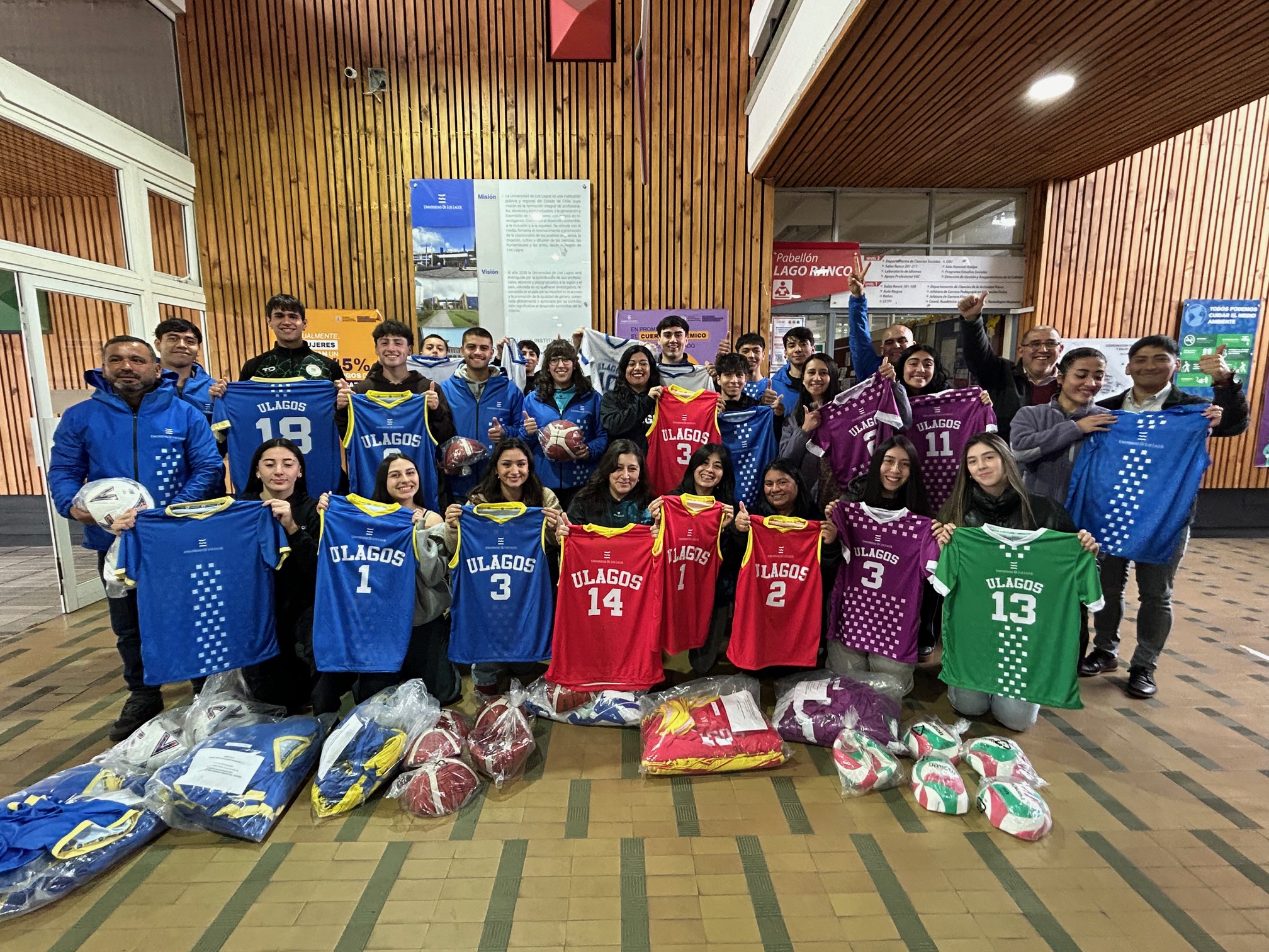 Deportistas de la ULagos reciben implementación deportiva