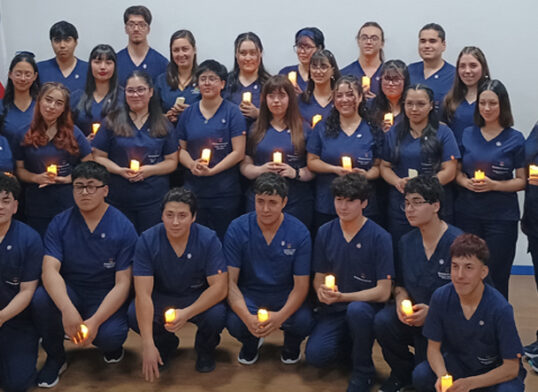 Con reconocimiento a docentes de enfermería transcurrió ceremonia de investidura
