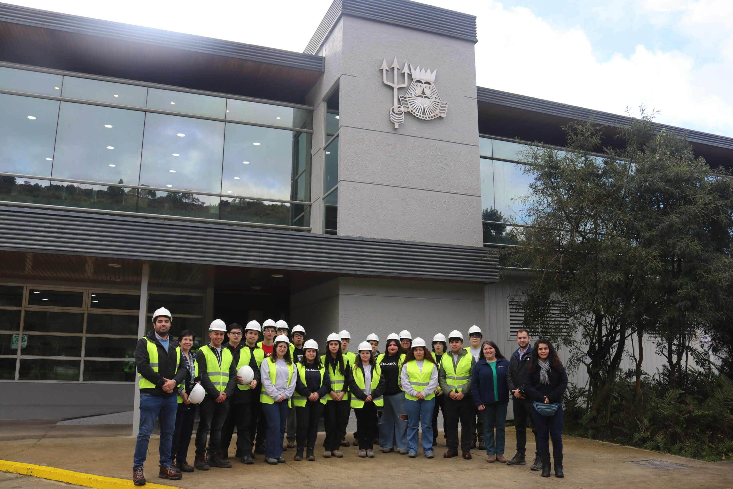 Estudiantes de Ingeniería Civil Industrial refuerzan su formación con visita técnica a Camanchaca Cultivos Sur
