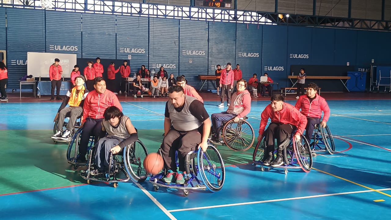 Estudiantes de Técnico Deportivo compitieron en triangular de básquetbol inclusivo