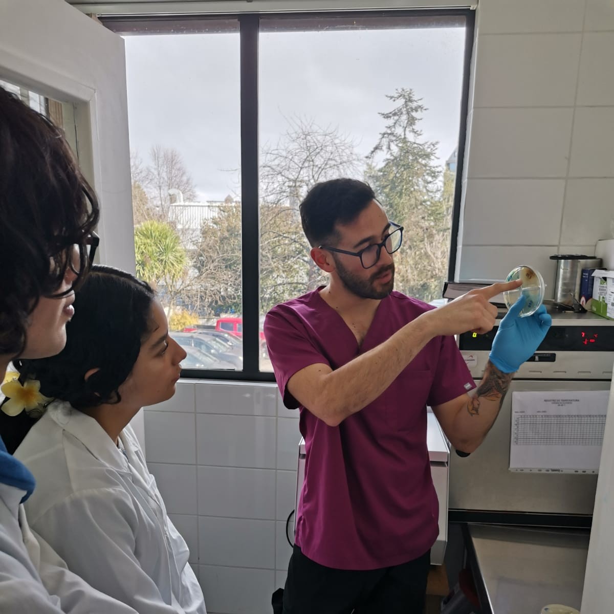 Estudiantes de Tecnología Médica realizan visita académica al Laboratorio del Centro Médico Cochrane